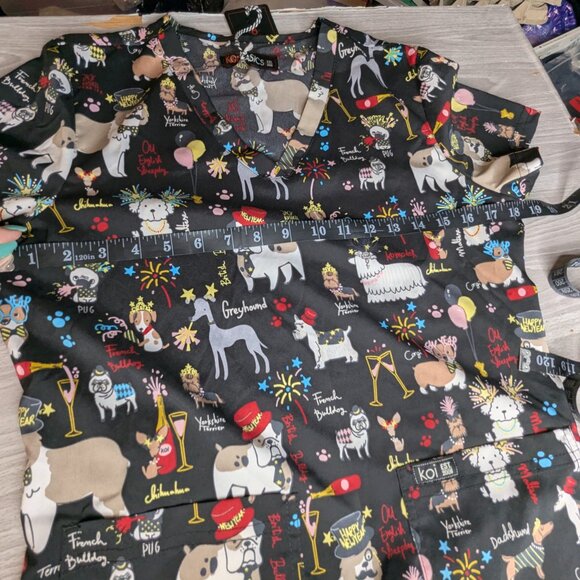 Koi Basics Leslie Top Fancy Party Scrub Top Size Small NWT - Picture 13 of 16